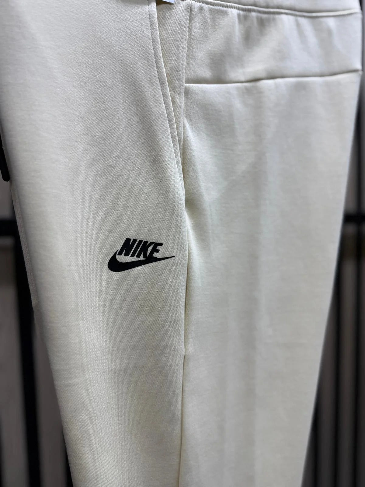 NIKE TECH x CR7