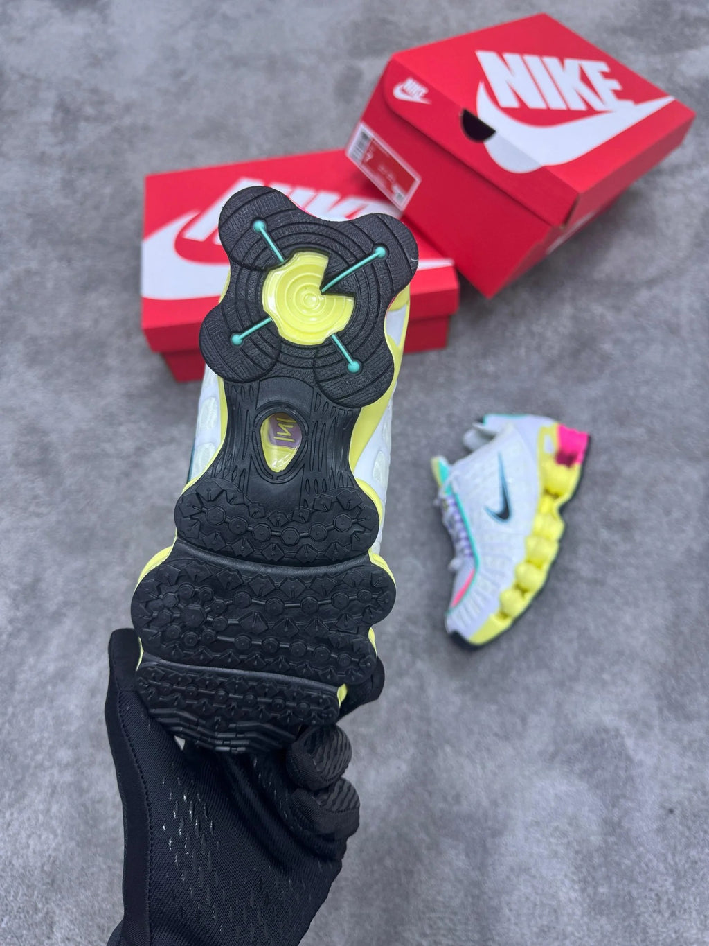 NIKE SHOX