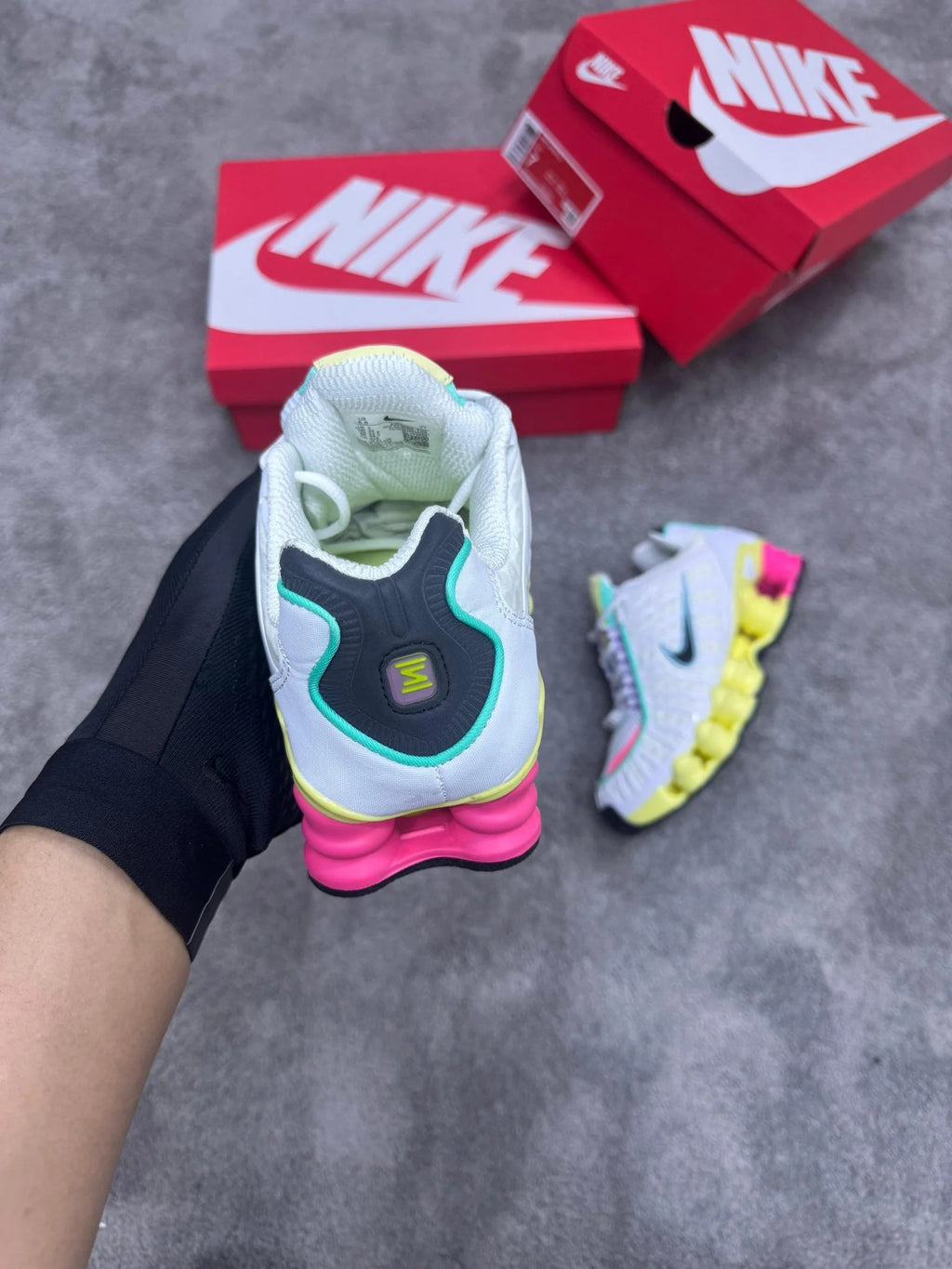 NIKE SHOX